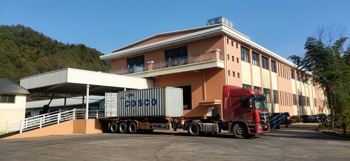 蜂業企業鴻香源產品裝車發貨